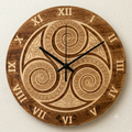 Horloge en bois Triskell celte 29cm – Gravure laser artisanale