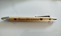 Stylo en bois de bambou gravé au laser avec le texte Bonne fête maman.