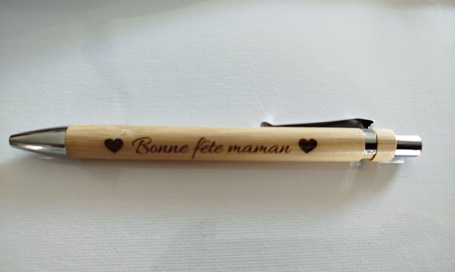 Stylo en bois de bambou gravé au laser avec le texte Bonne fête maman.